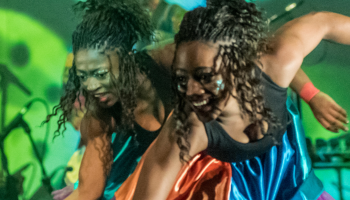 2 smiling dancers in Kalabanté