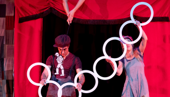Performers with rings in Ripopée