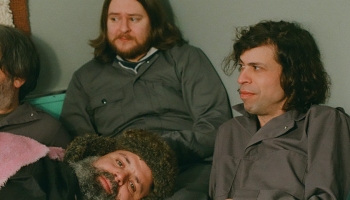 5 members of Les Hôtesses d'Hilaire reclined on a couch together